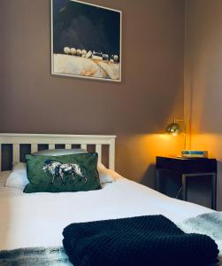 Een bed of bedden in een kamer bij The Lake House, Woking