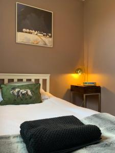 Een bed of bedden in een kamer bij The Lake House, Woking