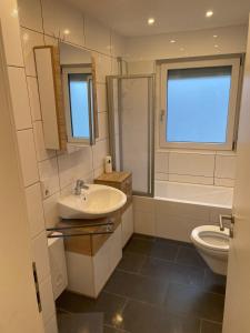 オルペにあるFewo Lindeのバスルーム(洗面台、トイレ付)、窓が備わります。