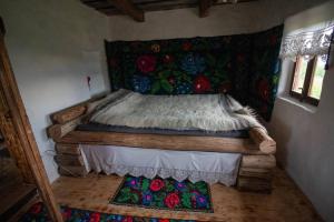 ein Schlafzimmer mit einem Bett in einem Zimmer mit Blumen in der Unterkunft Casa din deal in Baia Sprie