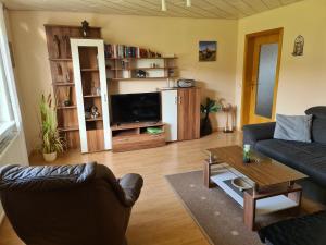 ein Wohnzimmer mit einem Sofa und einem Couchtisch in der Unterkunft EderseeGlück - Fewo 1 in Bringhausen