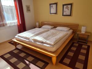 ein Schlafzimmer mit einem großen Bett mit einem Holzrahmen in der Unterkunft EderseeGlück - Fewo 1 in Bringhausen