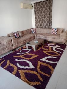 - un salon avec un canapé et une table dans l'établissement Maison Karam, à Rabat