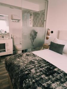1 dormitorio con 1 cama y ducha acristalada en Torremolinos Suite en Torremolinos