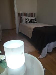 ヘレス・デ・ラ・フロンテーラにあるApartamento Moderno en Jerezのベッドルーム1室(ベッド1台、ランプ付きテーブル付)