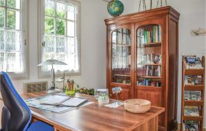 Yvias的住宿－斯唐阿爾拜萊格度假屋，一个带木桌和书柜的办公室