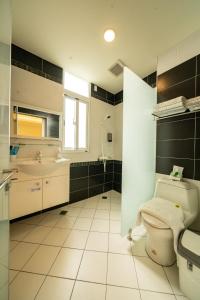 a bathroom with a toilet and a sink at 綠堤泰安民宿 in Taitung City +47 photos