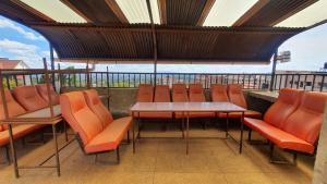 - un balcon avec une table et des chaises dans l'établissement Lola's Nest along the Highway - Free Parking, Wifi, Netflix & Rooftop views, à Kikuyu
