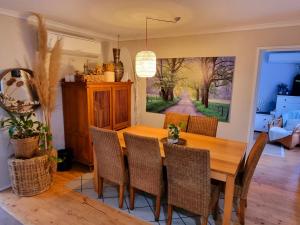 uma sala de jantar com uma mesa de madeira e cadeiras em Cozy Beachcomber @Smith's Beach em Smiths Beach