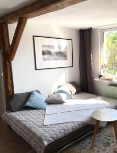 a small bedroom with a bed with a window at gemütliches Einfamilienhaus in Gera mit 3 Schlafzimmern mit Garten und Parkplatz in Gera