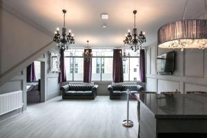 uma ampla sala de estar com lustres e um sofá em Manhattan Suite - sleeps 24! Heart of Liverpool em Liverpool