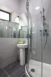 uma casa de banho com um chuveiro, um lavatório e um chuveiro em Manhattan Suite - sleeps 24! Heart of Liverpool em Liverpool