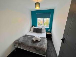 マンチェスターにある3 bedroom house with parkingの窓のある部屋にベッドがある寝室 +10枚の写真