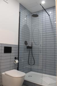 uma casa de banho com uma cabina de duche em vidro e um WC. em Novitel Apartements Heimstetten em Kirchheim