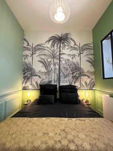 um quarto com uma cama com palmeiras na parede em Le Lamartine em Mâcon