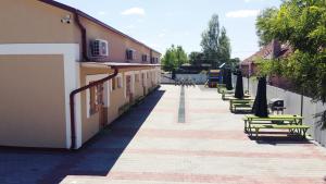 rzędu krzeseł i parasoli na chodniku w obiekcie Gyepszél Panzió Tokaj w Tokaju