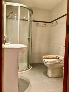 łazienka z prysznicem, toaletą i umywalką w obiekcie Cozy Waterman beach house w Costa Teguise