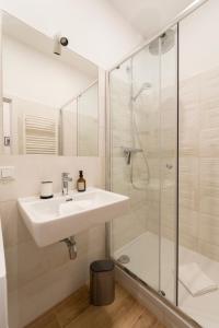 bagno con lavandino e doccia di Dietrich Apartment I levestate a Vienna