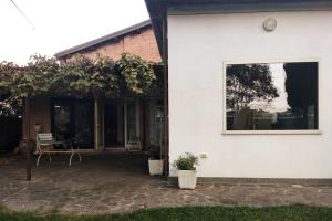 Casa blanca con ventana y patio en Home Garden, en Grosseto