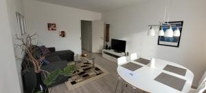 een woonkamer met een witte tafel en een bank bij Gormsgade 96. 3. dør 12 (id.033) in Esbjerg