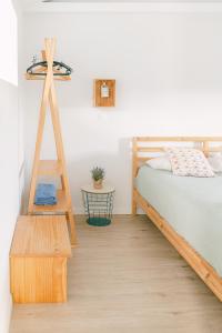 um quarto com uma cama e uma escada de madeira em Casa Ver o Mar em São Mateus