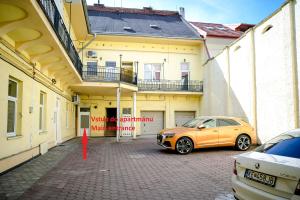 une voiture garée dans un parking à côté d'un bâtiment dans l'établissement AH Lahoda, à Košice