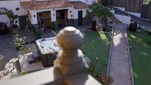 vistas a un patio trasero con una casa y una bañera en Villa Tijuana - Jacuzzi, Playa y Naturaleza en Gran Canaria, en Las Palmas de Gran Canaria