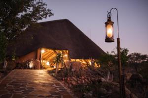 un edificio iluminado con una luz de la calle delante de él en Huab Lodge & Bush Spa, en Konob Pos