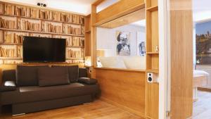 a living room with a couch and a tv at Rhein Hotel Bacharach in Bacharach