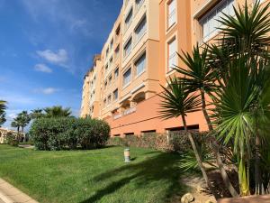 イスラ・カネラにあるISLA CANELA PLAYA Y GOLF, 1ª Línea de playaのヤシの木が目の前に広いアパートメントです。