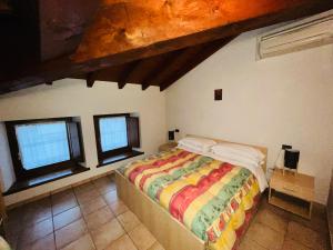 - une chambre avec un lit dans une pièce dotée de fenêtres dans l'établissement Al Cacciatore, à Curtatone