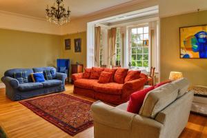 sala de estar con 2 sofás y sofá en Finest Retreats - Edwardian Country House - 9 Bed, Sleeping up to 21 en Longtown