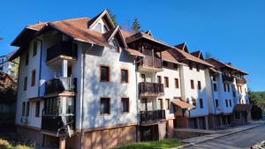ズラティボールにあるApartman Vujovicの通りに面した白い大きな建物
