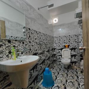 y baño con lavabo y aseo. en KRAZYROOMS, Kaziranga en Kāziranga