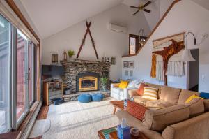 sala de estar con sofá y chimenea en Gnome Home Mountain Ski Chalet w/Sauna Killington, en Stockbridge