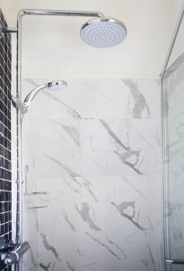 una doccia con porta in vetro in bagno di THE DEN, a Secluded Annex, Hot-tub, Heating & Breakfast a Long Bredy