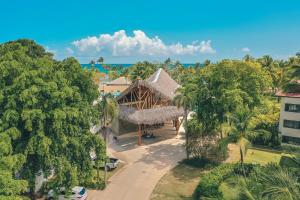 eine Luftansicht eines Resorts mit Bäumen und dem Meer in der Unterkunft classic but eccentric portillo 2BR apartment in Las Terrenas