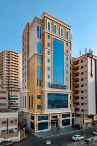 a tall building in a city with tall buildings at Abdul Hafez Al Humaidan Hotel in Makkah