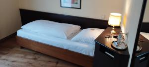 Postel nebo postele na pokoji v ubytování Hotel am Theater