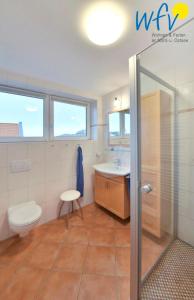 Koupelna v ubytování Maisonette-Wohnungen am Steingarten - Ferienwohnung 2