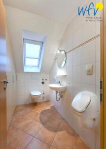 Koupelna v ubytování Maisonette-Wohnungen am Steingarten - Ferienwohnung 2 + 15 fotografií