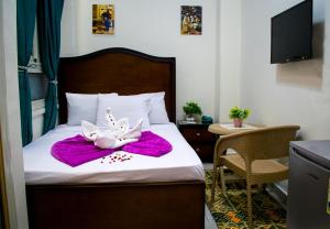 Postel nebo postele na pokoji v ubytování Crown Hotel