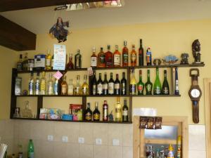 un montón de botellas en la pared de un bar en House Arirang, en Cherni Osŭm
