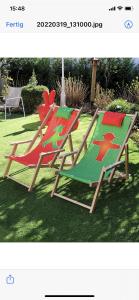 three lawn chairs are sitting on the grass at Hideaway Work & Relax, HOMEOFFICE, W-LAN in Neuss