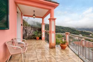 a balcony with a view of a mountain at Vinháticos House in São Vicente