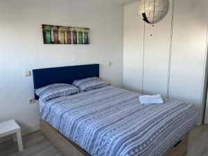 Łóżko lub łóżka w pokoju w obiekcie Pisos con piscina de temporada corta estancia