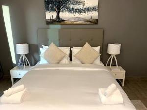 Postel nebo postele na pokoji v ubytování Luxury Sea View near Five Palm - 2 Bedrooms - Pool - Gym