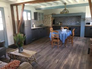 a kitchen with a table and chairs in a room at Gîte Escale en Baie - Baie de somme - in Vercourt