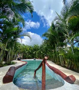 una piscina del resort con due risaie in legno in acqua di Termales del Arenal a Fortuna