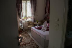 Postel nebo postele na pokoji v ubytování Crown Hotel